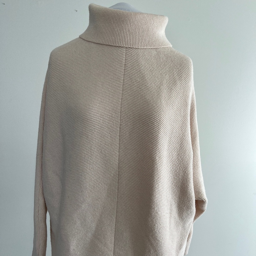 Woman's Cream Oversized Turtleneck M